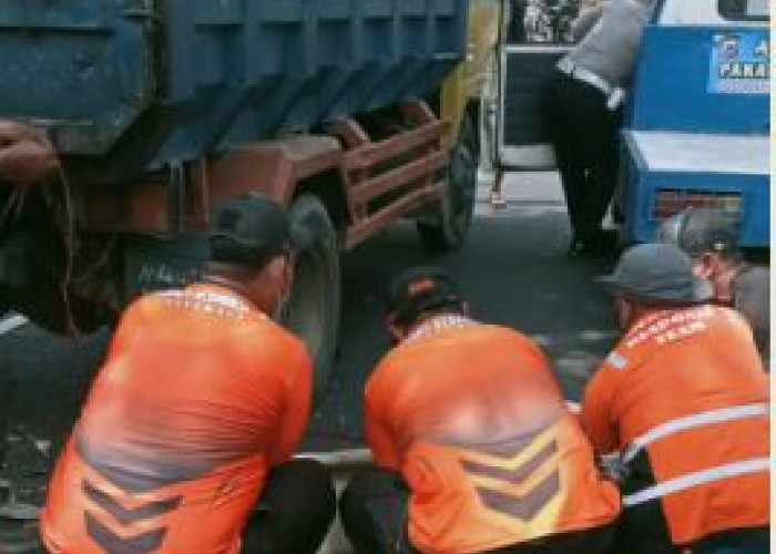 Ngeri! Akibat Tabrak Dum truck Parkir, Pemotor Tewas 