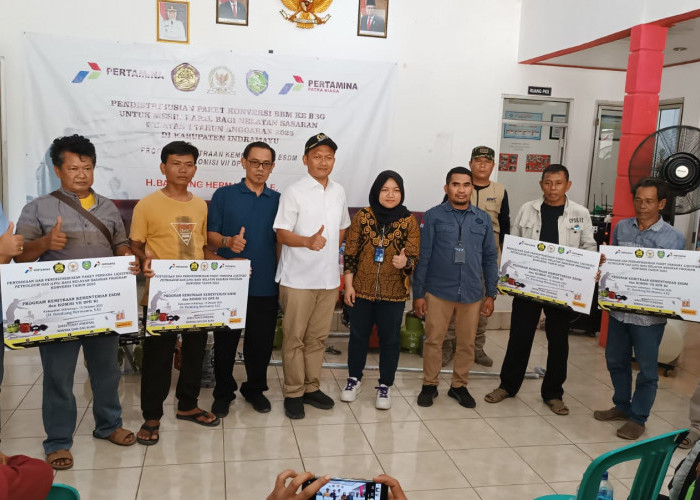 Bambang Hermanto Serahkan Bantuan Mesin dan LPG Bagi Nelayan di Indramayu