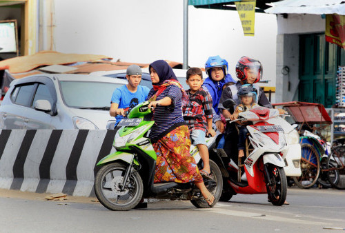 Layanan SIM Keliling Hari Ini Ada di Simpang Tiga Karangampel . Jangan Lupa Bawa Persyaratan