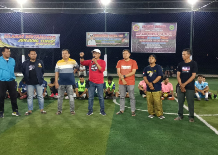 Camat Patrol Tendang Bola Perdana Turnamen Futsal Karang Taruna 