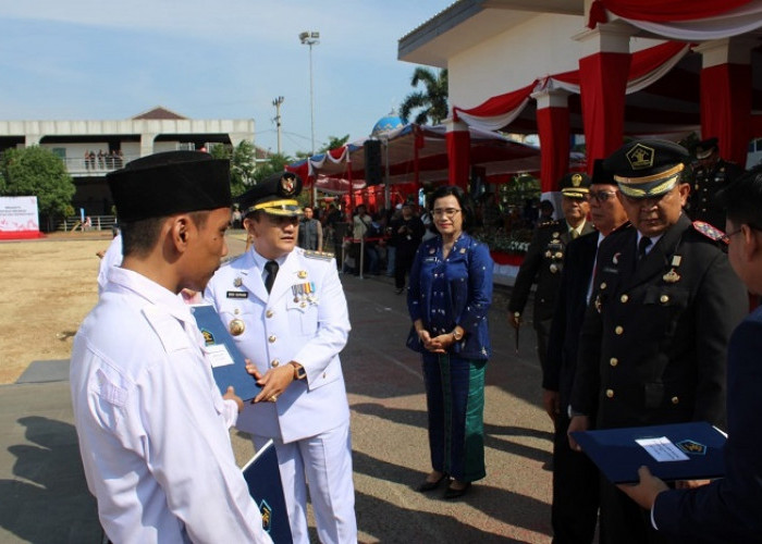 HUT ke-79 RI, Pj Bupati Majalengka Serahkan SK Remisi pada 250 Narapidana