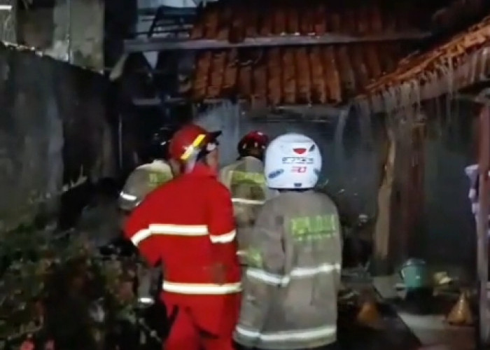 Diduga Dari Lilin, Rumah di Desa Cibereng Kebakaran