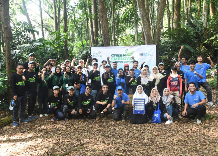  Pegawai PLN UIP JBT Turun Langsung Bersihkan Sungai Cikapundung