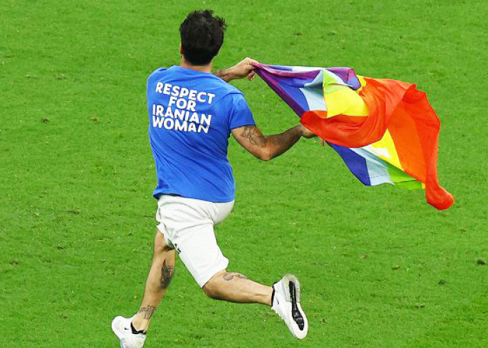 Suporter Nekat Masuk ke Lapangan, Bawa Bendera Pelangi di Laga Portugal Vs Uruguay