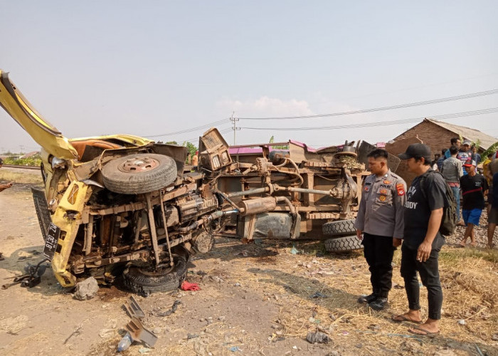 Kereta Api Tabrak Dump Truk di Haurgeulis Indramayu, Kernet Meninggal di TKP, Sopir Luka Berat