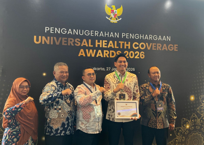 Dukung Program JKN, Bupati Indramayu Lucky Hakim Diganjar Penghargaan UHC Awards 2026