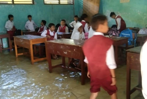 Hari Pertama Masuk Sekolah, SDN 2 Pranggong Kebanjiran