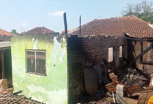 Dua Bocah Bakar Sampah, Rumah Terbakar