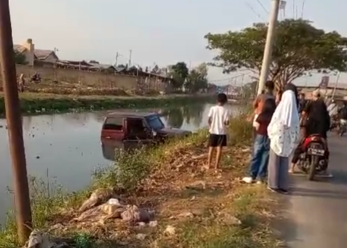 Sebuah Mobil Terperosok ke Sungai di Jatibarang, Evakuasi Dilakukan Cukup Sulit 