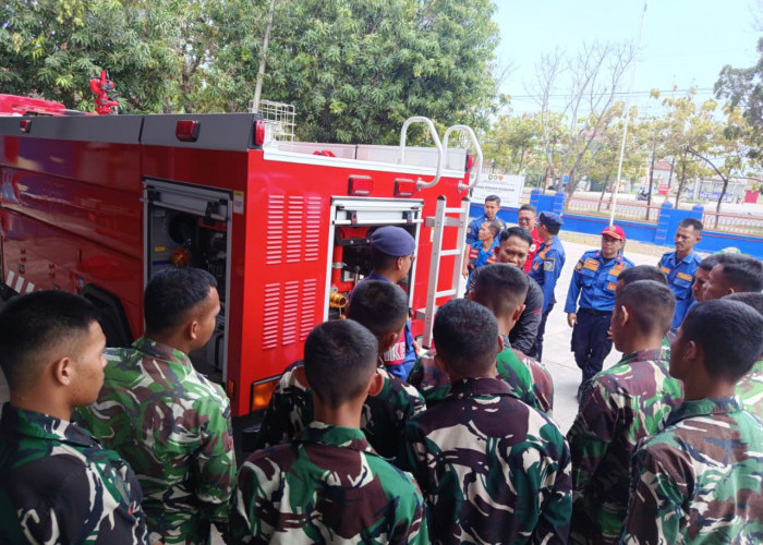 Tingkatkan Kapasitas Personel, Damkar Indramayu dan Brigif TP 34/ Cakrabuana Gelar Latihan Bersama