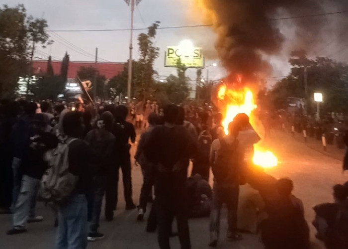 Reaksi Atas Kematian Affan, Ribuan Massa Geruduk Polres Indramayu 