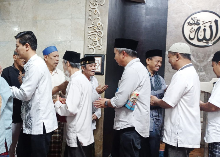 Bey Machmudin Tarawih di Masjid Tertua di Bandung
