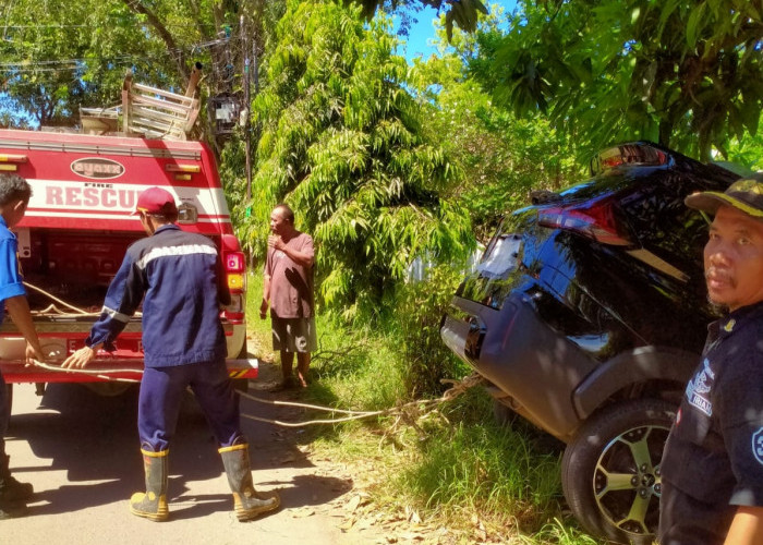Damkar Indramayu Evakuasi Mobil Mitsubishi Xpander Nyungseb di Irigasi Lemahmekar