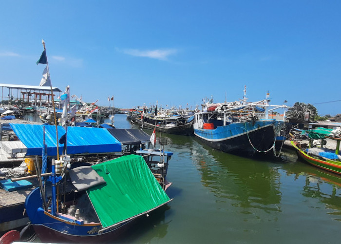 Cuaca Ekstrem, Ribuan Nelayan di Pesisir Pantura Eretan Turun Jangkar