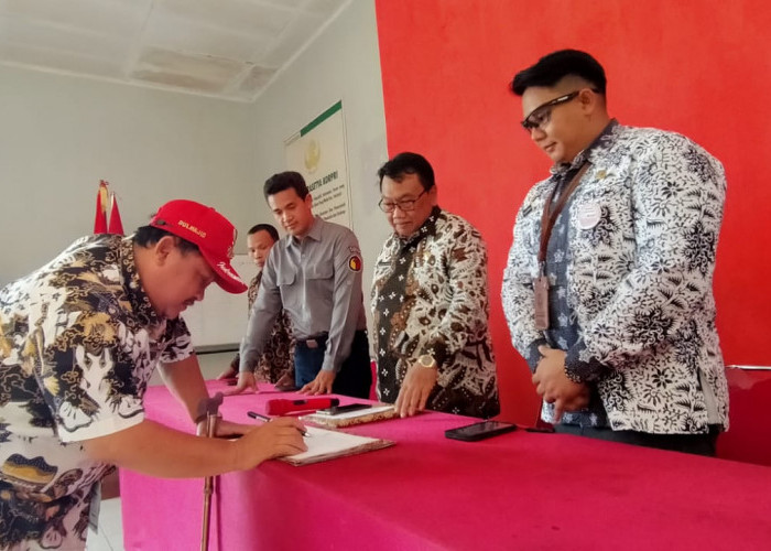 Teken Pakta Integritas Jelang Pemilu Serentak 2024, Kuwu dan Pamong Desa Wajib Netral
