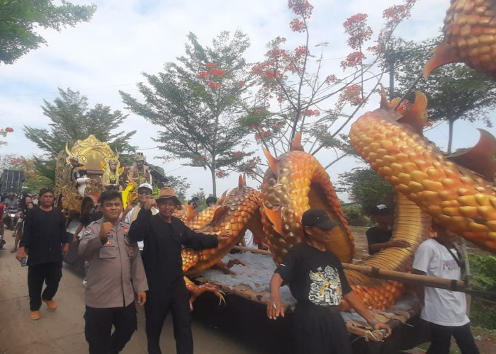 Berbagai Hewan sampai Kereta Kencana Naga Meriah Pawai Unjungan Buyut Keserut di Desa Bunder