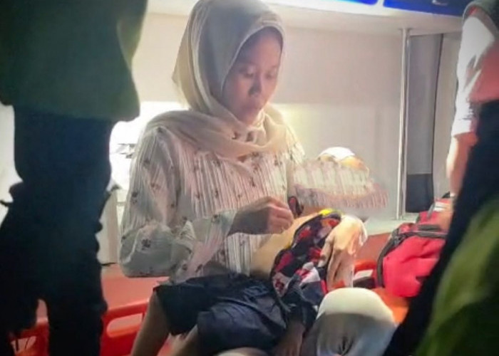 Sigap Polisi Indramayu Tolong Balita Yang Kejang di KM 137 Tol Cipali