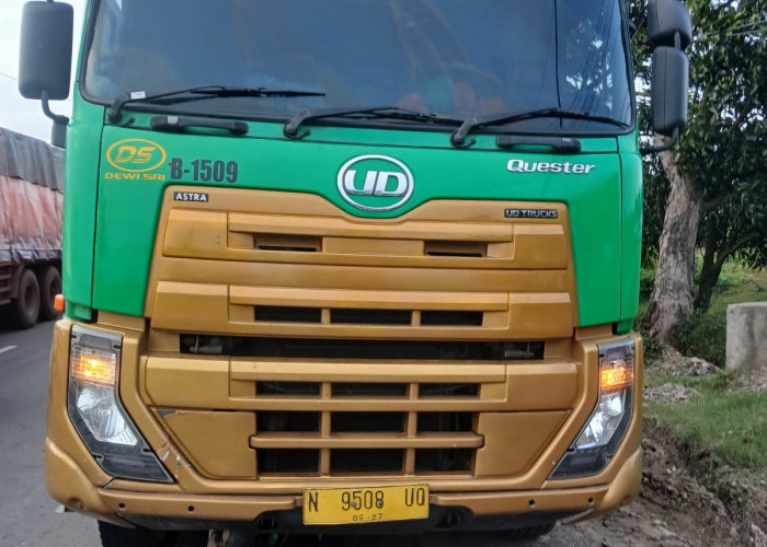 Hindari Lubang di Jalur Pantura Indramayu, Pengendara Motor Tewas Tertabrak Truk