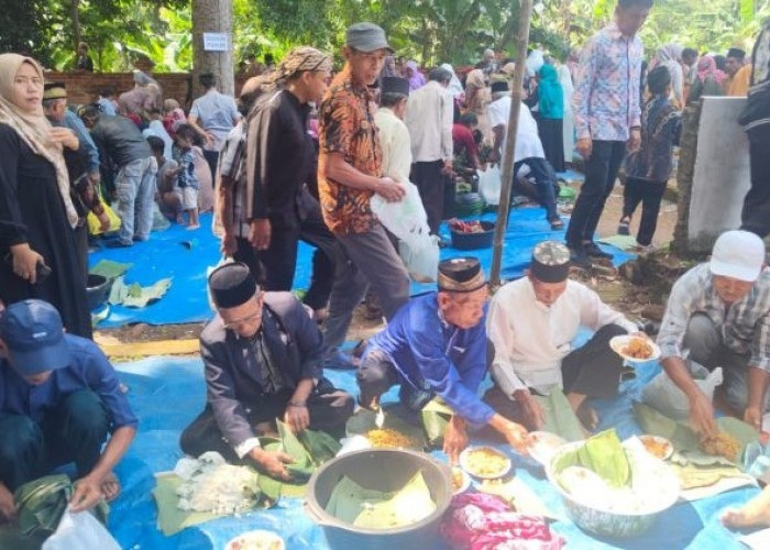 Syukuran Hasil Panen, Warga Cikeleng Gelar Hajat Bumi Potong Kerbau