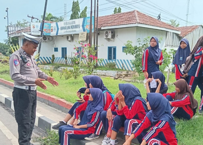 Satlantas Polres Indramayu Sosialisasikan Keselamatan Berlalu Lintas kepada Pelajar