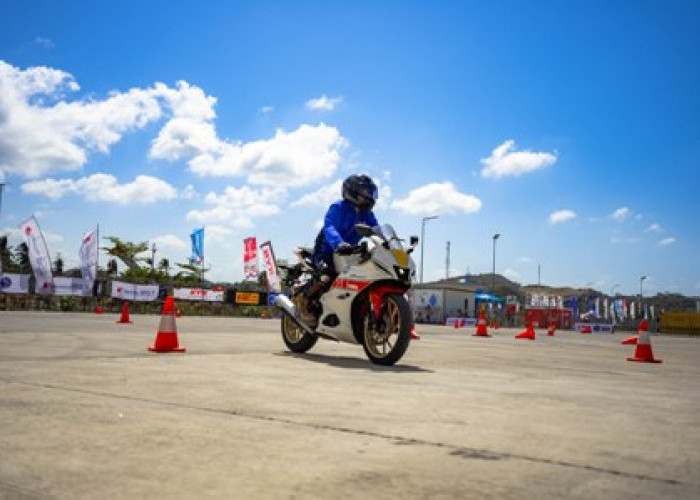 Jadi Bagian Keseruan bLU cRU Experience Day, Rasakan Riding Experience R15 Connected di Mandalika