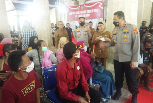 Wakapolda Jabar Tinjau Pelaksanaan Vaksin Booster di Indramayu   