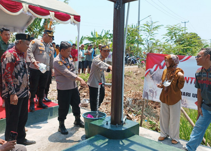 Keren! Polisi di Indramayu Beri Bantuan Sumur Bor di Desa yang Krisis Air Bersih