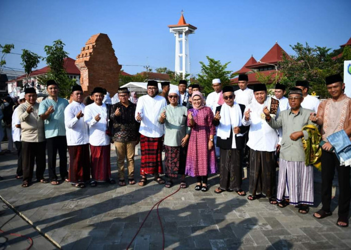 Bupati Nina Agustina Shalat IdulFitri 1444 H di Alun-alun Puspa Wangi Indramayu