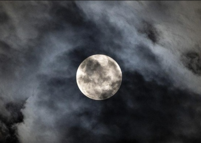 Malam Spesial! Saksikan Supermoon Cold Moon yang Bikin Langit Bercahaya Lebih Terang!