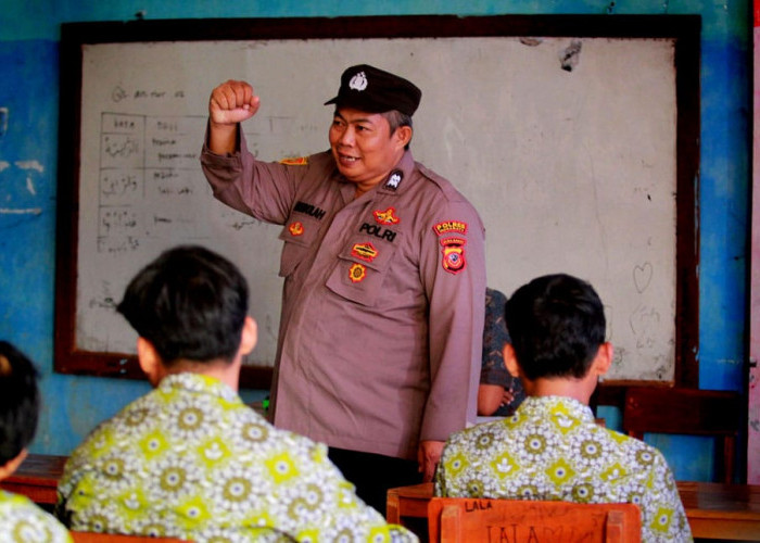 Aiptu Kasdulah, Sosok Polisi Inspiratif Peduli Sekolah. Rela Sisihkan Uang Gaji Demi Mendirikan Sekolah