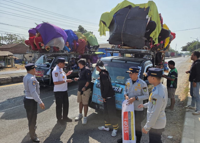 Dishub Indramayu Patroli Tertibkan Pikap Angkut Penumpang dan Sosialisasikan UU LLAJ