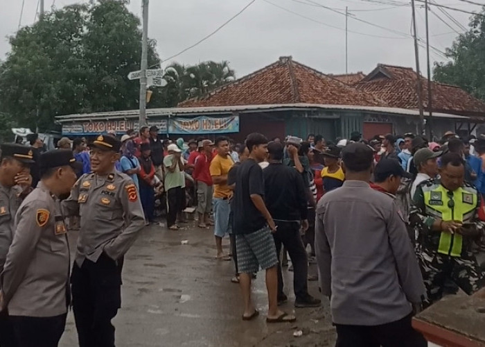Ratusan Warga Unjuk Rasa di Depan Balai Desa Manggungan, Berikut Ini Tuntutannya! 