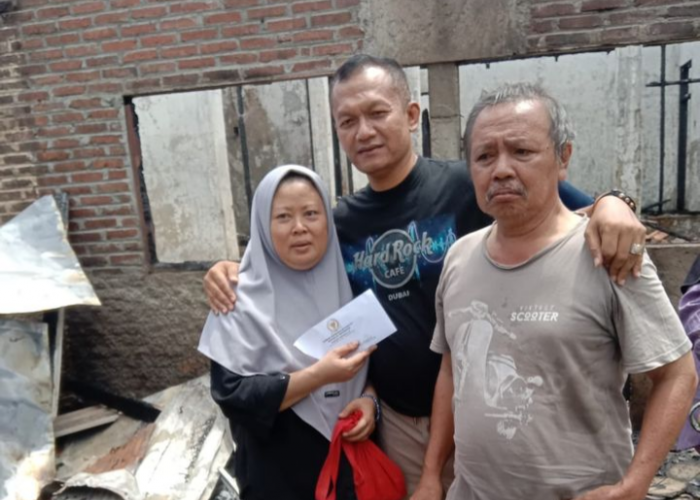 Cabup Bambang Hermanto Kunjungi Korban Kebakaran Rumah di Desa Sumuradem Timur