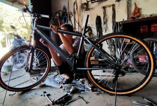 Jelang HUT ke-77 RI, Bengkel Sepeda Kebanjiran Pelanggan