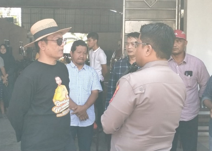 Warga Berdatangan ke TKP Rekonstruksi Pembunuhan Ibu Kandung Anggota DPR RI dari Indramayu
