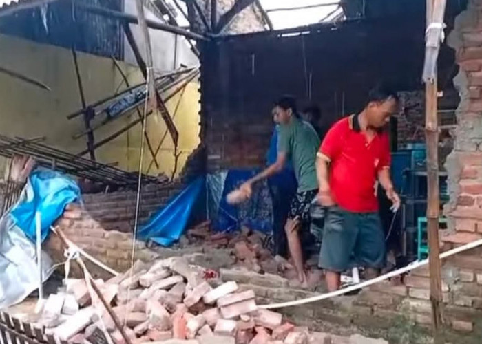 Angin Kencang Beserta Hujan Es Terjang Wilayah Kroya, 74 Rumah Rusak dan Satu Warga Tewas