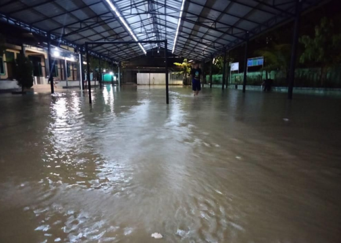 Banjir Menerjang di Wilayah Cirebon Timur, Ketinggian Air Hampir 1 Meter
