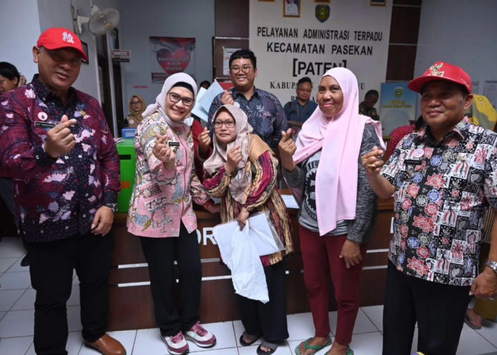 Bupati Nina Ngantor di Kecamatan, Cek Layanan Adminduk hingga Beri Bantuan Balita Stunting