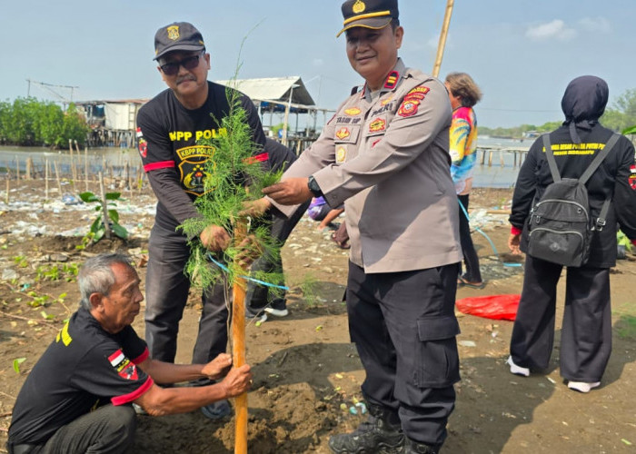 Cegah Abrasi, Polres Indramayu Bersama KBPP Polri Tanam Pohon di Kawasan Pesisir
