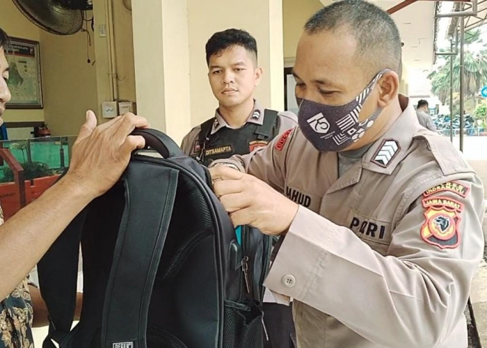 Perketat Pengamanan, Polisi  Periksa Bawaan Pengunjung 