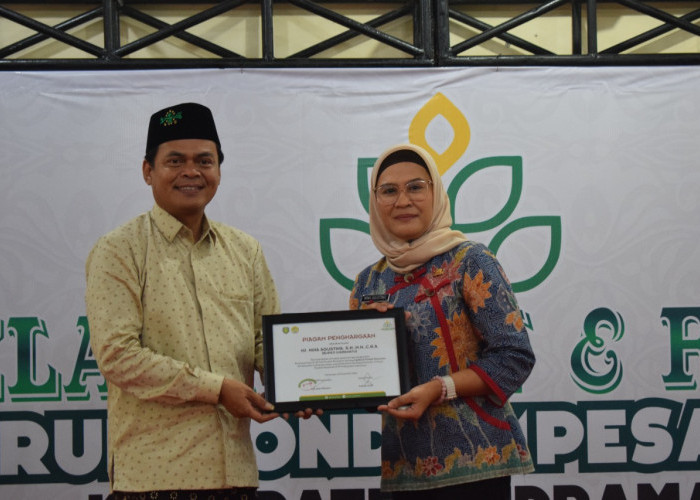 Bupati Nina Peduli Ponpes, Diganjar Penghargaan dari FPP