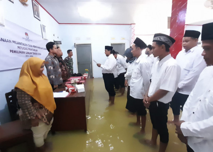 Semangat! Petugas Pantarlih Tetap Ikuti Acara Pelantikan Ditengah Kepungan Banjir