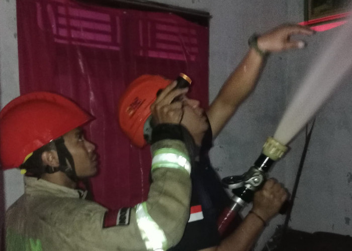 Korsleting Listrik, Rumah di Dipedang Terbakar Kerugian Capai Rp 70 juta