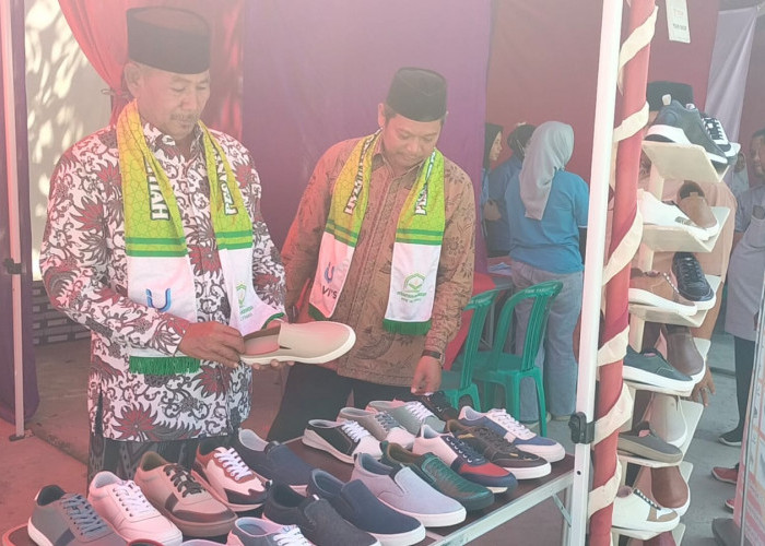 Kang Guru Abas Bangga Produk Sandal dan Sepatu Merek ULVI'S Milik Santri