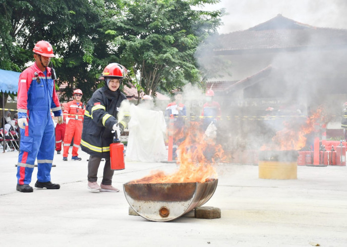 Peringatan Bulan K3 di Kilang Balongan, Ibu-Ibu Adu Ketangkasan Padamkan Api