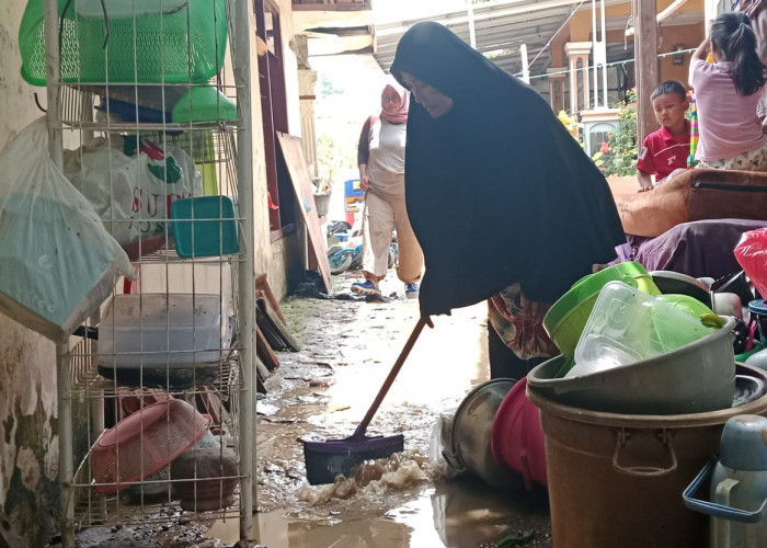 Surut Warga Rengaspayung  Mulai Bersihkan Rumah 