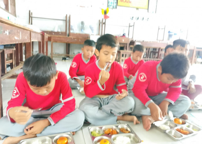 Ratusan Siswa UPTD SDN 2 Rambatan Wetan Nikmati Program MBG