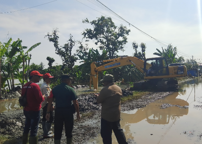 Kuwu Desa Tinumpuk Tinjau Normalisasi Sungai Pasca Banjir