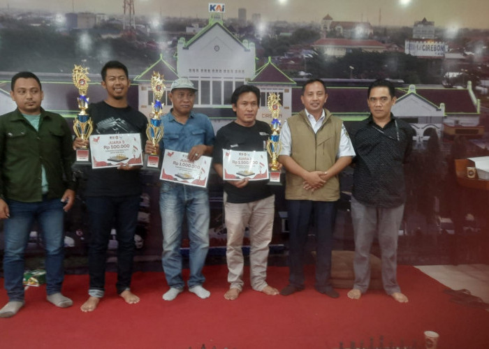 KAI Daop 3 Cirebon Gelar Turnamen Catur Merah Putih Antar Jurnalis. Juaranya dari Indramayu