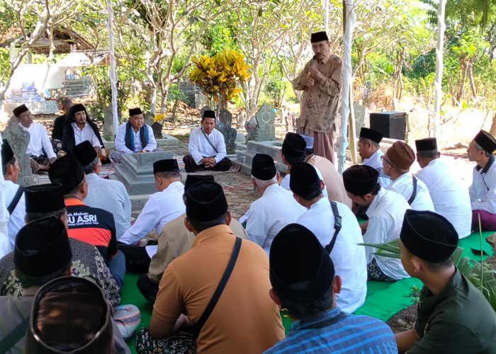 Ratusan Peziarah Jamiyah Rifa'iyah Ziarahi Makbaroh Kiai Muharror di Cantigi Kulon Indramayu